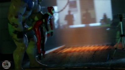 Монстр схватил Харли Квин и использовал свою огромную силу.