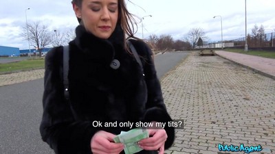 Пикапер предложил молодой брюнетке деньги и занимались сексом в машине.